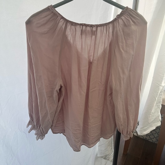 Women’s medium top lace at sleeves. - Picture 3 of 4